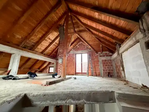 Zagreb, Mikulići - detached house for renovation with a garden.