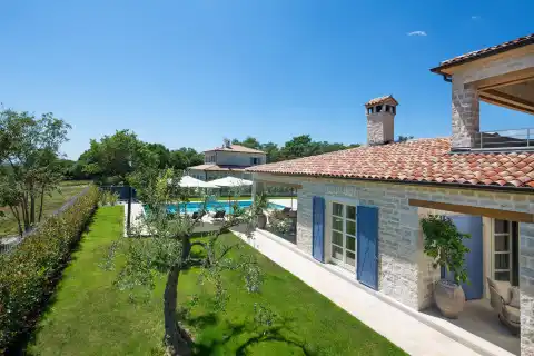 Istria, Poreč - Attractive stone villa with a tennis court and a swimming pool