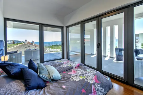 Zadar, Sukošan – Ekskluzywna dwupoziomowa willa z basenem, 170 m²