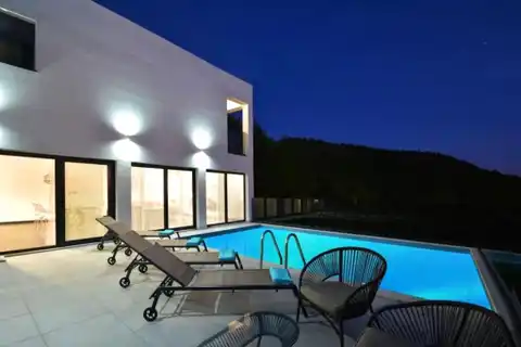 Split, Podstrana – Zapanjujuća villa s pogledom na more 250 m2