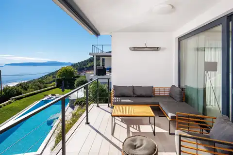 Stan 130 m², pogled na more, terasa i bazen – Opatija, Lovran