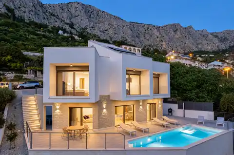 Vila 210 m², 4 spavaće sobe, bazen i pogled na more – Omiš