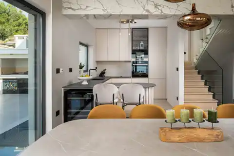 Podstrana - Moderná luxusná vila s bazénom a strešnou terasou