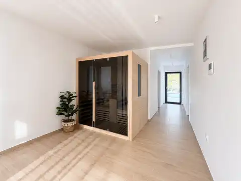 Vila 200 m², Pula — 3 spavaće sobe, grijani bazen, garaža, sauna