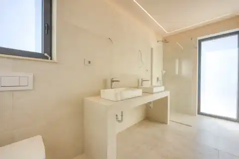 Poreč – Moderna vila s krovnom terasom