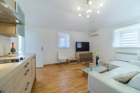 Brač, Sutivan - Kamena kuća