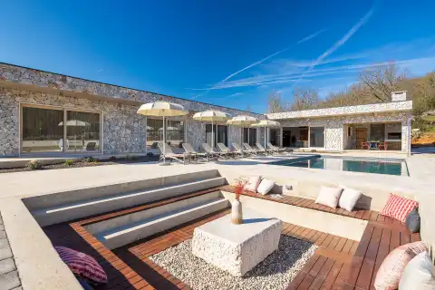Split, Dicmo – luxusní vila s tenisovým kurtem a bazénem