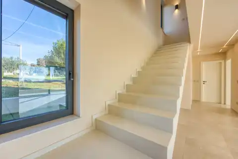 Poreč – Moderna vila s krovnom terasom