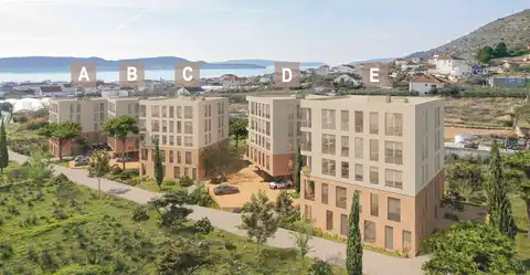 Trogir, Seget Donji – Luxusný apartmán s loggiou a výhľadom na more