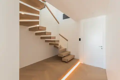 Zagreb, Nova cesta — četverosoban dvoetažni stan 164 m² s dvije garaže