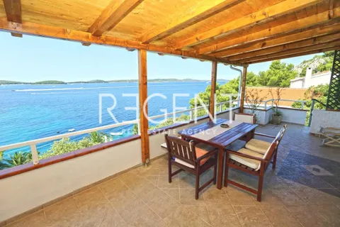 Hvar - Vila prvý rad pri mori