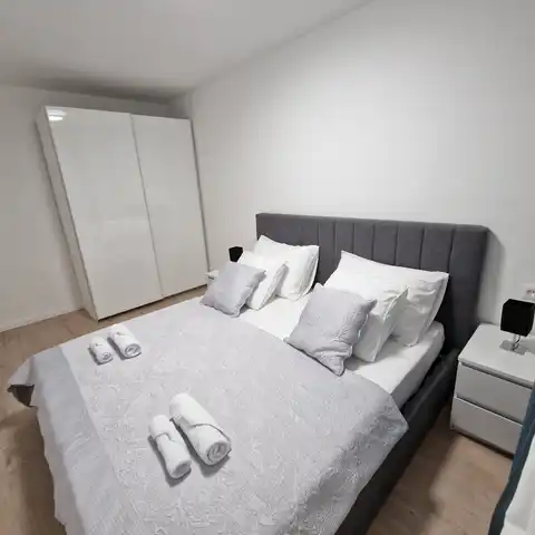 Split, Kamen - Appartement de trois pièces avec jardin privé