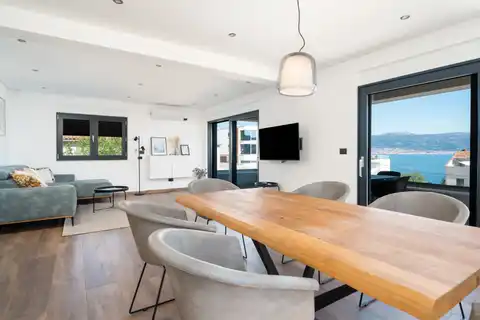 Трогир, Слатине - Двухкомнатная квартира с террасами и видом на море