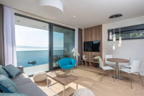 Omiš, Brzet - Appartamento bilocale con piscina vicino al mare 76m2