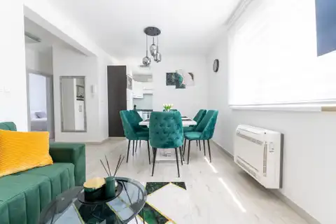 Trogir, Soline – Četverosoban stan s balkonom