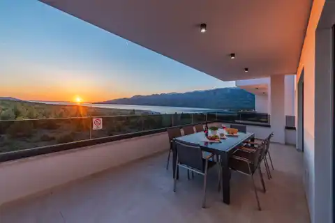 Zadar, Rovanjska – villa de 220 m², piscine et vue sur la mer