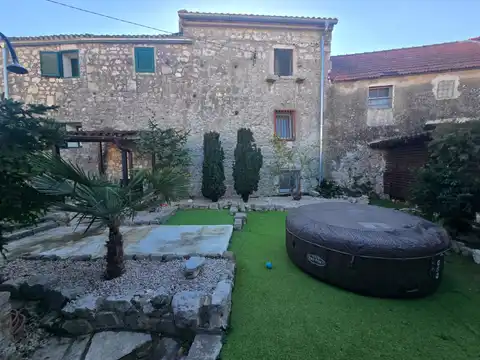 Turanj - Kamenný dom pri mori s dvorom