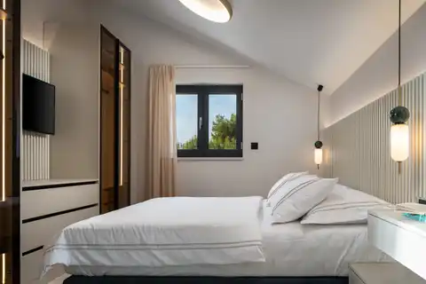 Podstrana - Moderná luxusná vila s bazénom a strešnou terasou