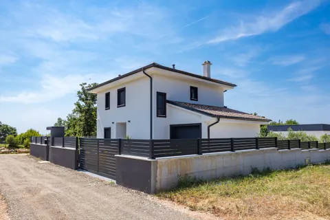 Istra, Krnica – Kuća s bazenom na parceli 780 m2