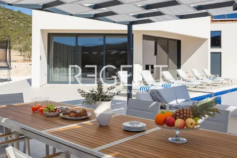 Trogir, Marina - luxusní vila v klidném prostředí, 6900m2