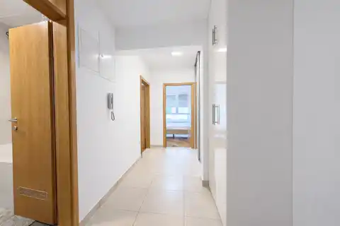 Zagreb, Trnje - appartamento con due camere, loggia e garage.