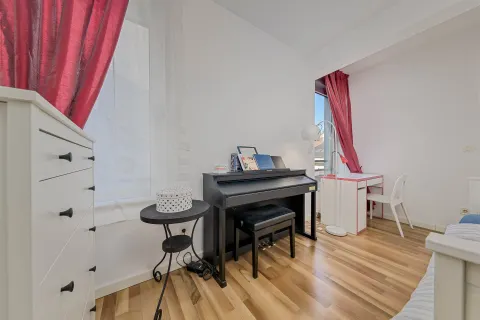 Zagreb, Petrova - Moderan penthouse s krovnom terasom i bazenom