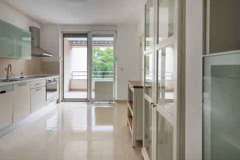 Zagreb, Centar -  Prostran dvosoban stan za najam u centru grada