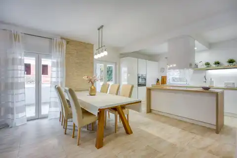 Parenzo, Vežnaveri – casa con due appartamenti