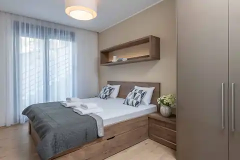 Омиш, Брзет - Двухкомнатная квартира с балконом и террасой в первом ряду у моря