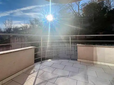 Загреб, Врапче - четырехкомнатная квартира с гаражом