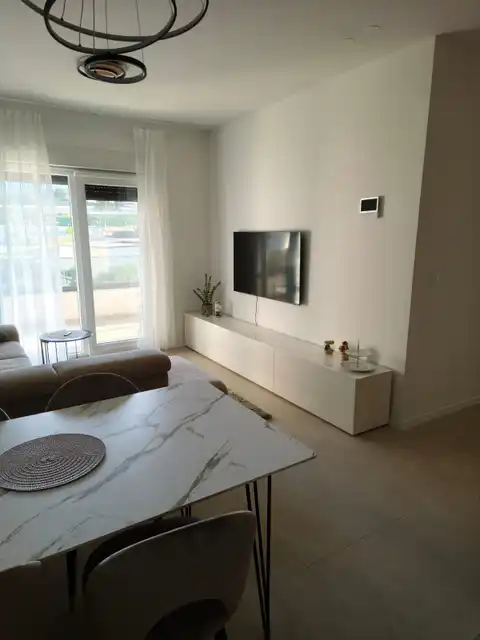 Split, Sirobuja - Trosoban stan s balkonom u modernoj novogradnji