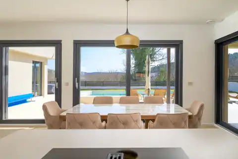 Rovinj- vila s bazenom u modernoj novogradnji