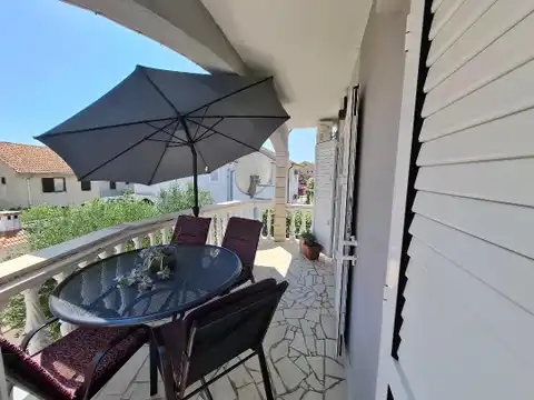 Pelješac, Orebić - Kuća s vrtom i tri stambene jedinice