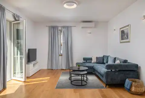 Split, Lučac - Appartement de deux pièces avec loggia et vue sur la ville.