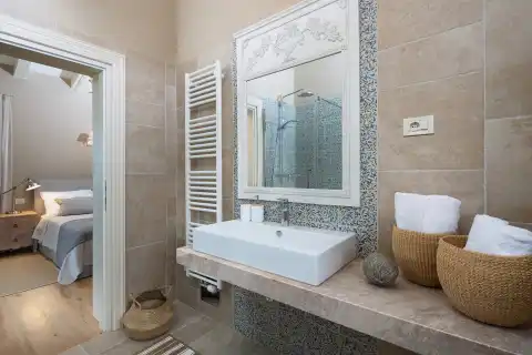 Istria, Poreč - Attractive stone villa with a tennis court and a swimming pool