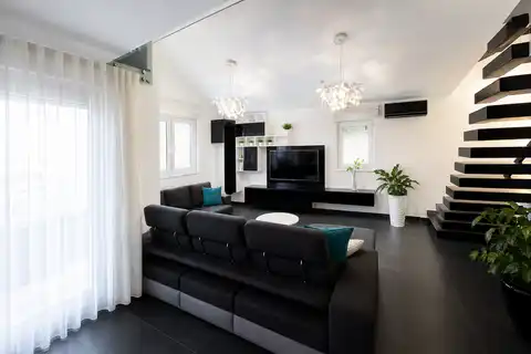 Trogir – Dvoetažni penthouse 234 m², pogled na more, garaža