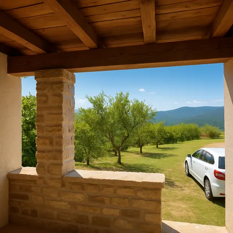Istra, Motovun - tradicionalna istarska kuća s pogledom na Motovun