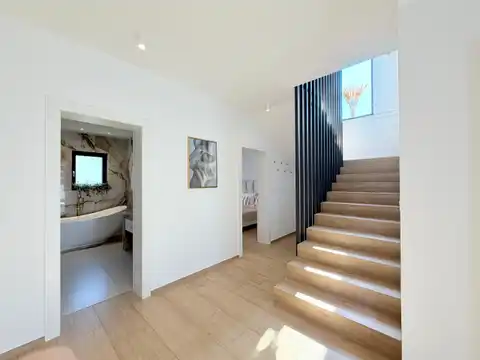Vila 200 m², Pula — 3 spavaće sobe, grijani bazen, garaža, sauna