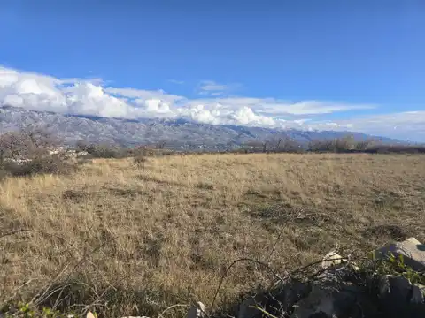 Ražanac-Građevinsko zemljište u mirnom okruženju