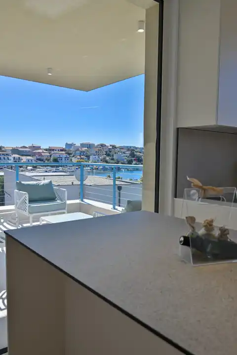 Seget Vranjica – moderna duplex vila s dva bazena i pogledom na more