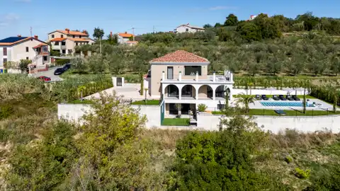 Villa 384 m² bei Buje – Pool, Blick und 832 m² Grundstück