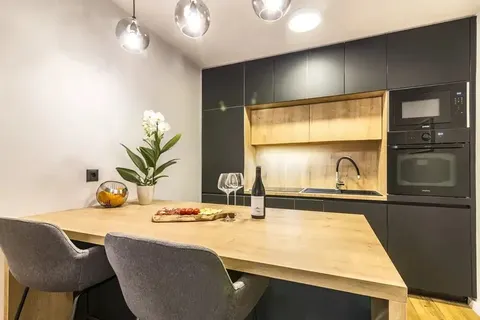 Zagreb, Pantovčak- Luksuzan dvosoban stan s vrtom 110 m2 najam