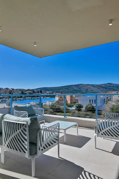 Seget Vranjica – moderna duplex vila s dva bazena i pogledom na more