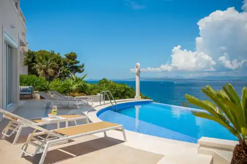 Brač - Moderna vila prvi red uz more