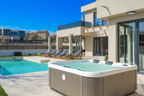 Rovinj- vila s bazenom u modernoj novogradnji