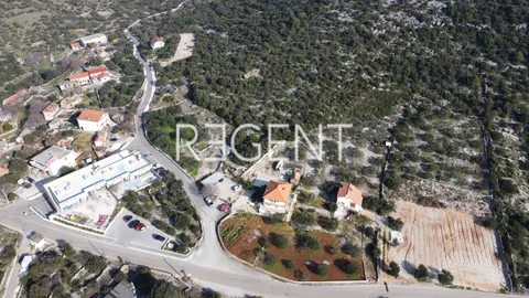Trogir, Marina - dom s stavebným pozemkom o rozlohe 13000m2