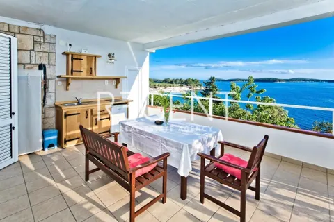 Hvar - Vila prvý rad pri mori