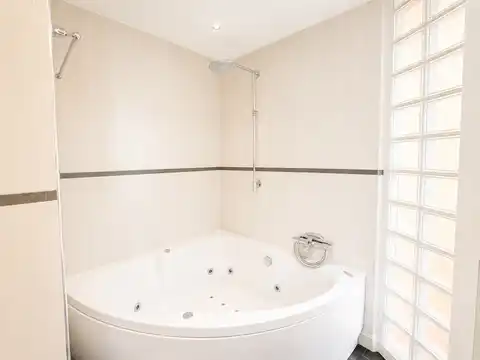 Záhreb, Medveščak – byt 150 m² na prenájom, 4 spálne, loggia, garáž