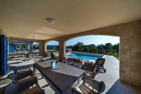 Otok Krk, Malinska - luksuzna peterosobna vila u mirnom okruženju