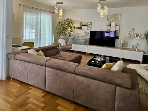 Загреб, Врапче - четырехкомнатная квартира с гаражом